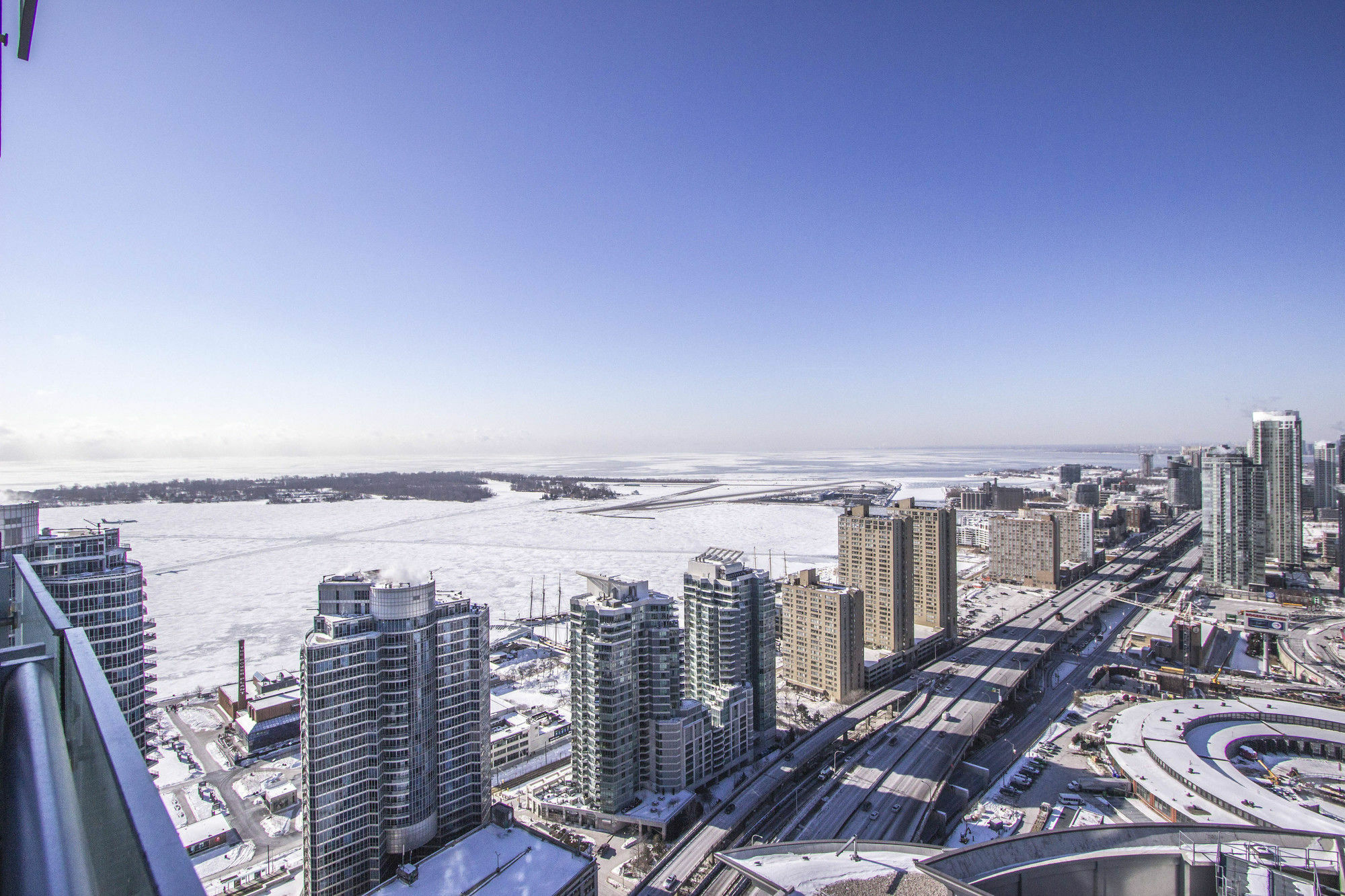 Ice - Lake And City View تورونتو المظهر الخارجي الصورة